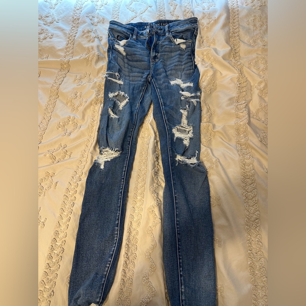 American Eagle Outfitters women’s  high-rise ripped jegging 6 Long. Never worn.